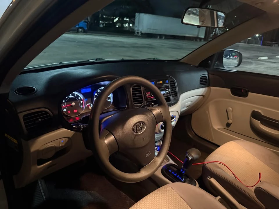 2010 Hyundai Accent - Image 7 of 10