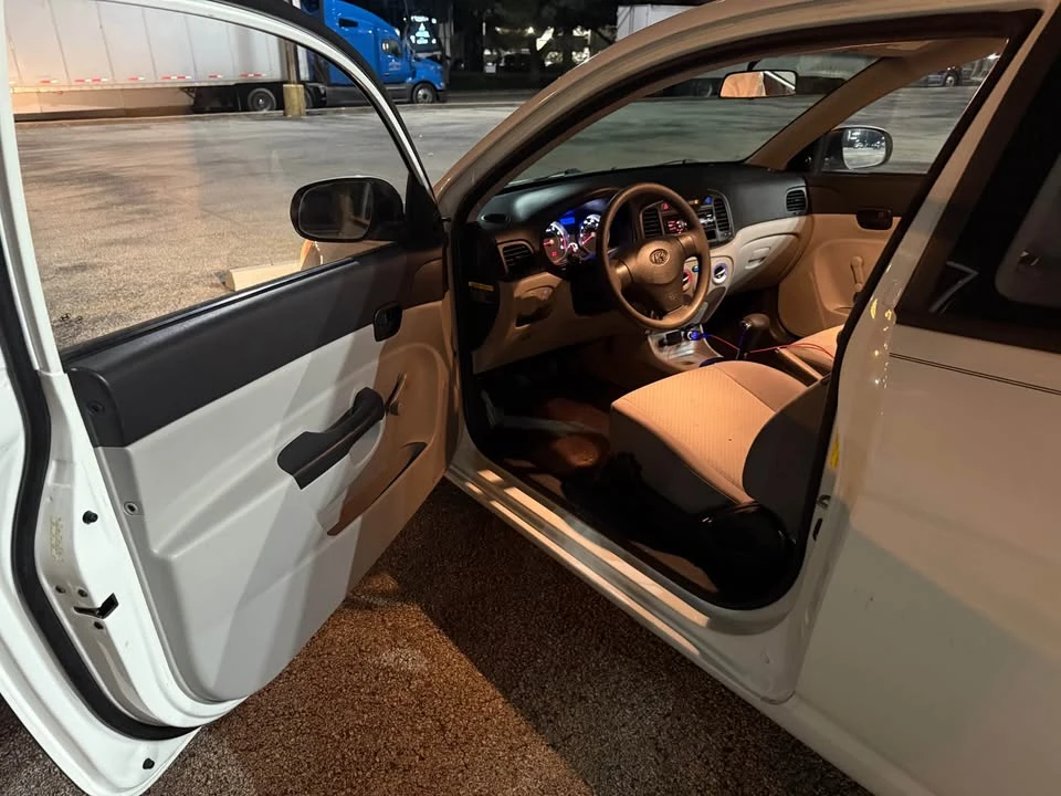 2010 Hyundai Accent - Image 6 of 10