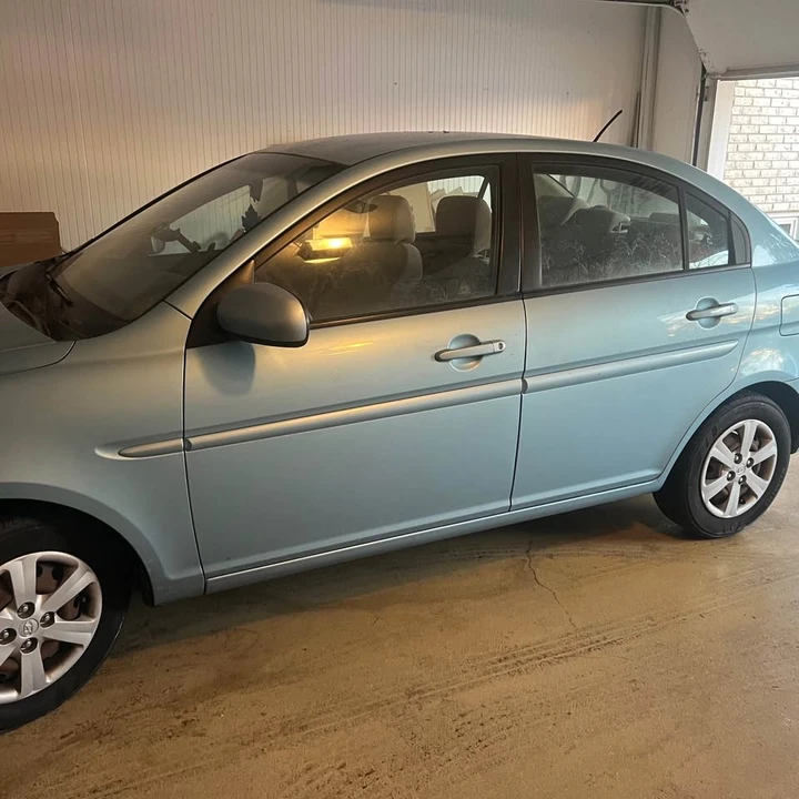 2010 Hyundai Accent - Image 3 of 5