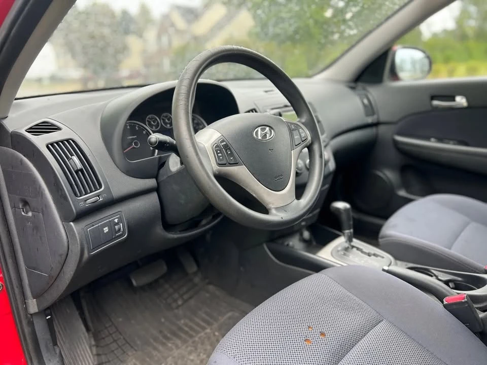 2010 Hyundai Elantra - Image 11 of 20