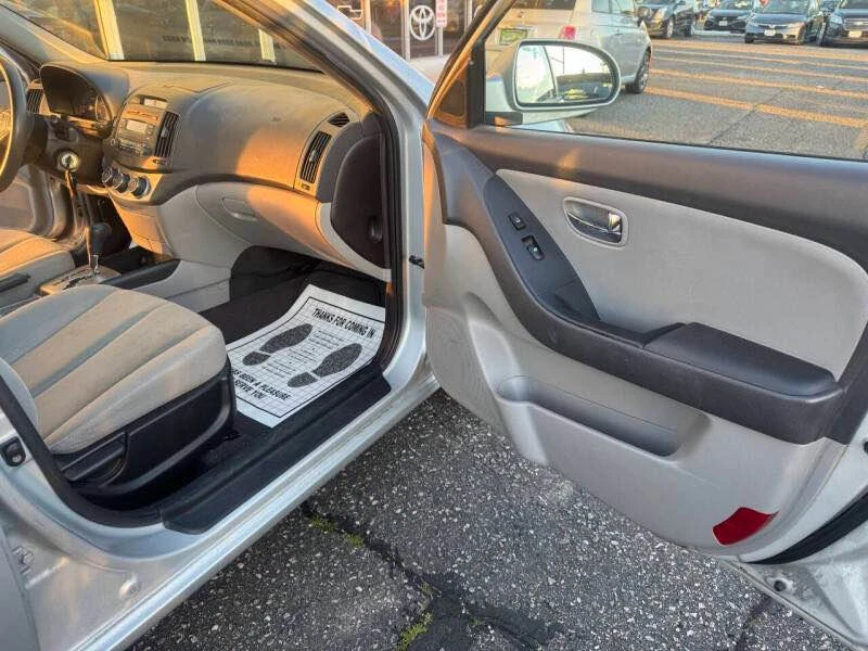 2010 Hyundai Elantra - Image 17 of 20