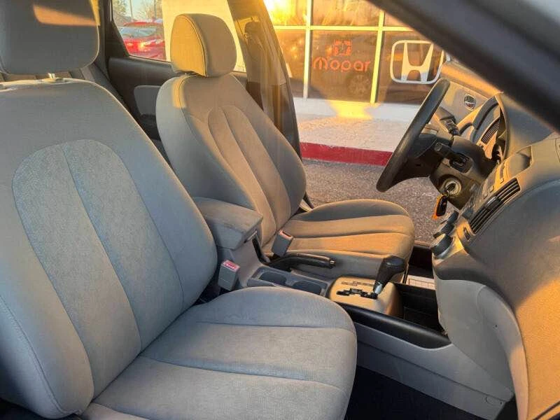 2010 Hyundai Elantra - Image 16 of 20