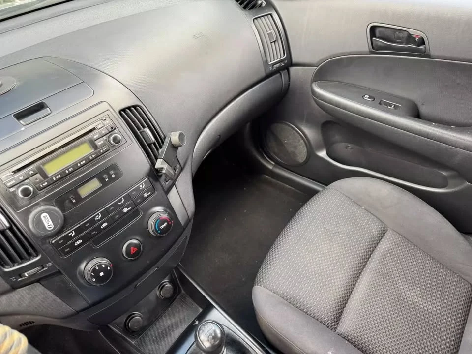 2010 Hyundai Elantra - Image 7 of 9