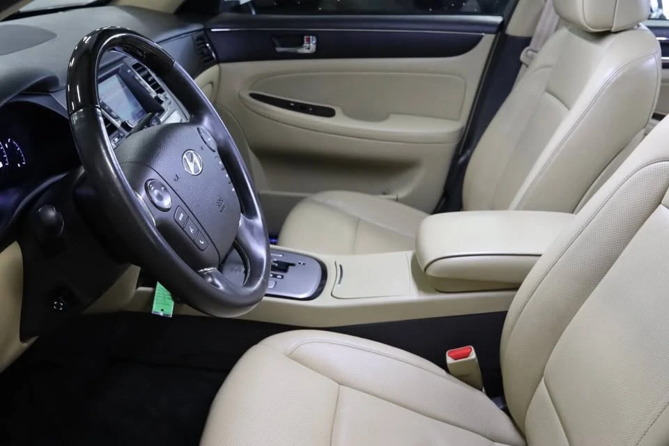 2010 Hyundai Genesis - Image 10 of 20