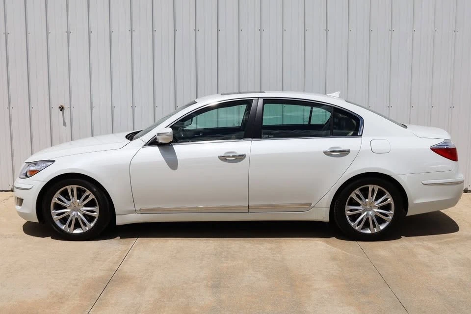 2010 Hyundai Genesis - Image 2 of 20