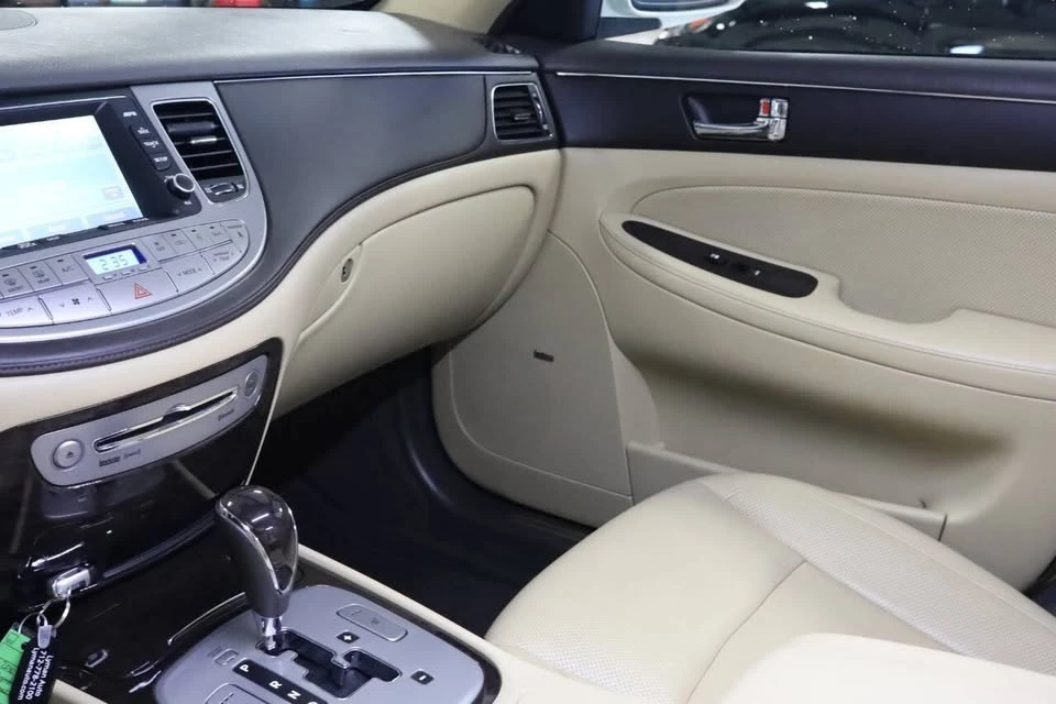 2010 Hyundai Genesis - Image 13 of 20