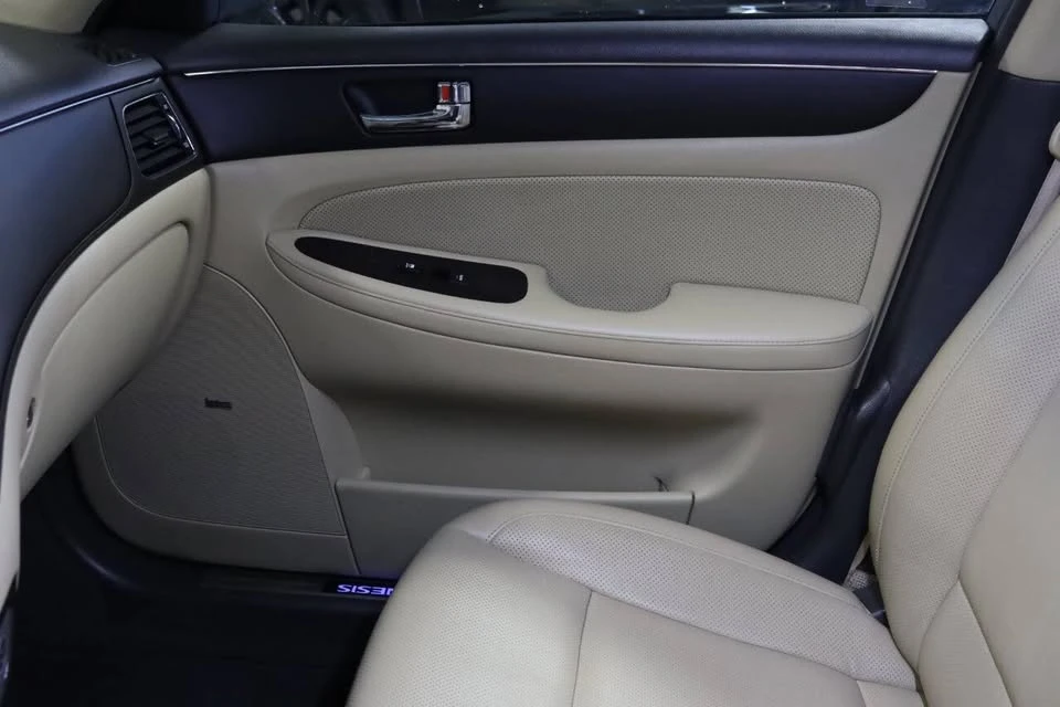 2010 Hyundai Genesis - Image 14 of 20