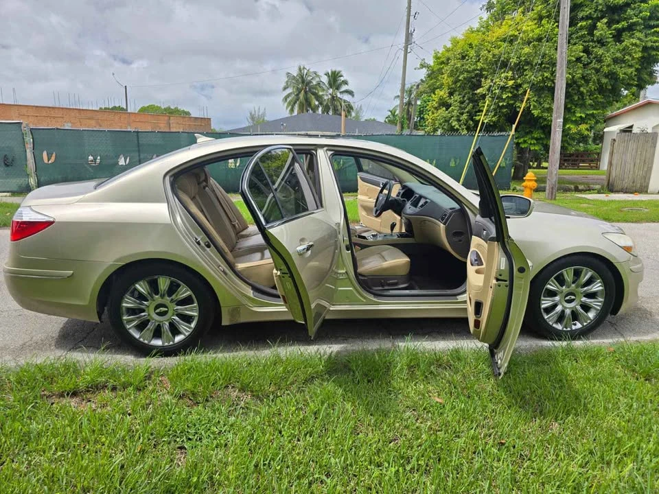 2010 Hyundai Genesis - Image 6 of 8