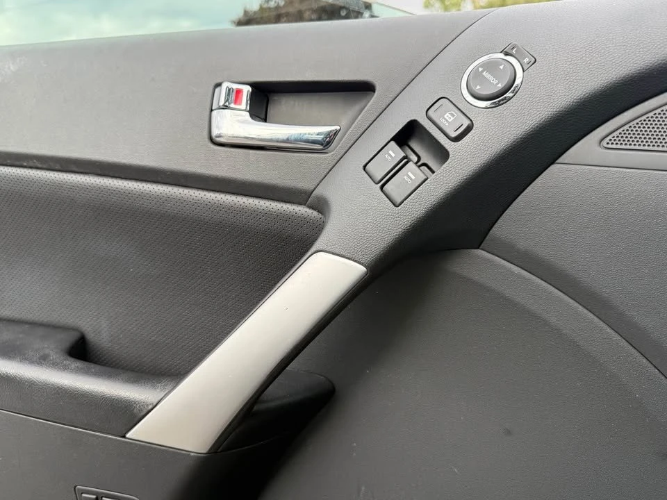 2010 Hyundai Genesis - Image 13 of 17
