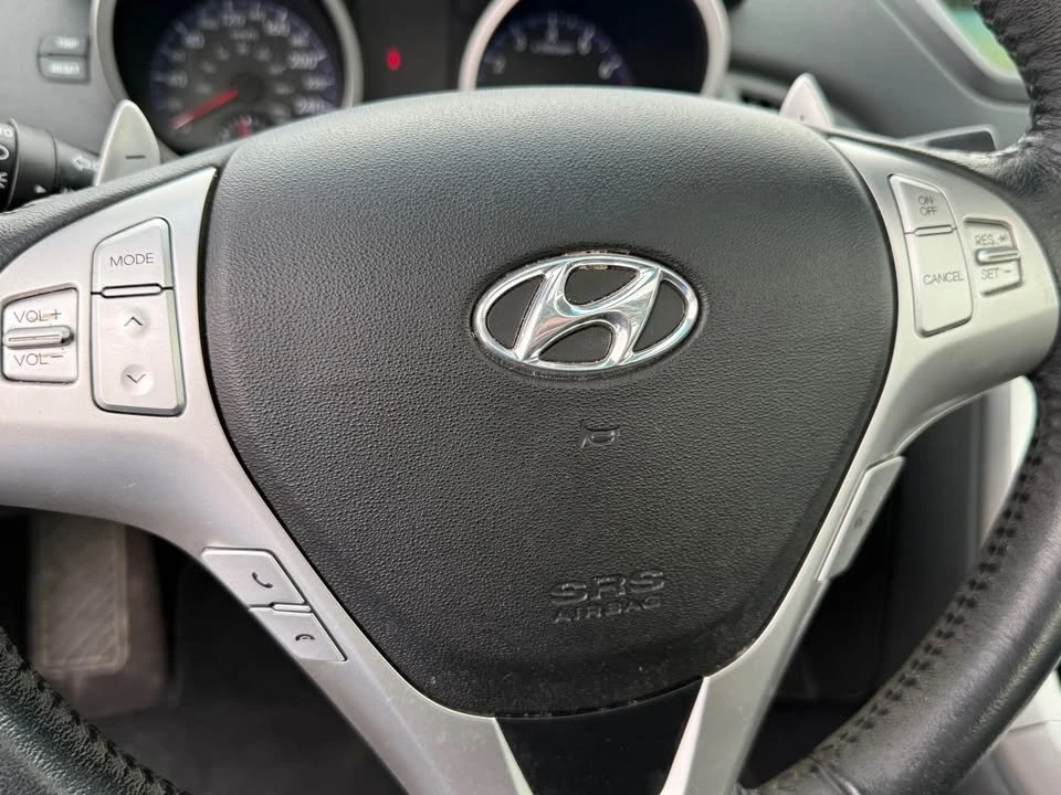 2010 Hyundai Genesis - Image 14 of 17