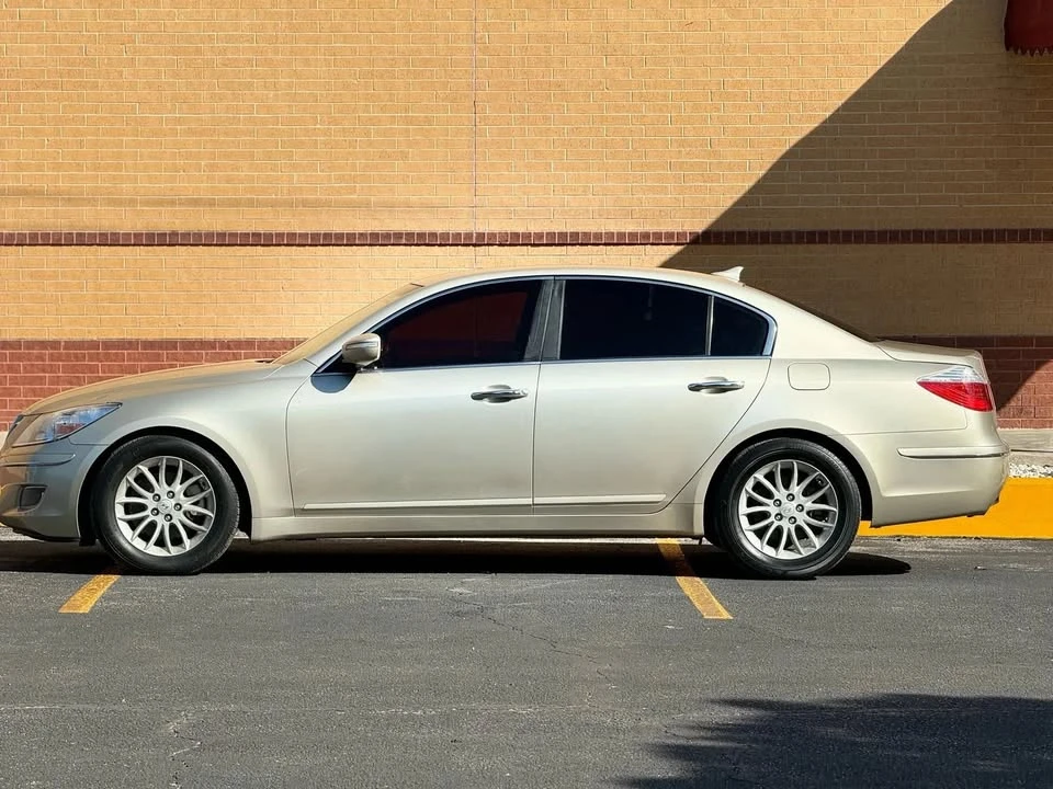 2010 Hyundai Genesis - Image 4 of 11