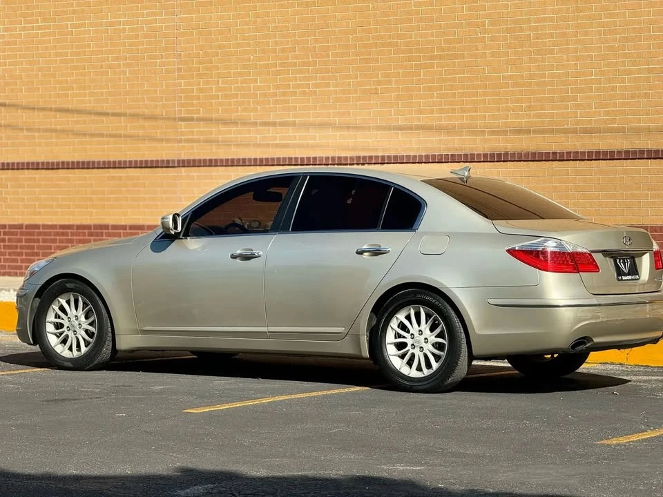 2010 Hyundai Genesis - Image 5 of 11