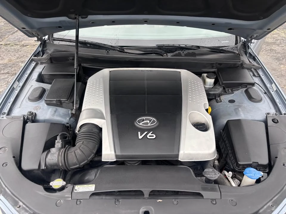 2010 Hyundai Genesis - Image 5 of 11