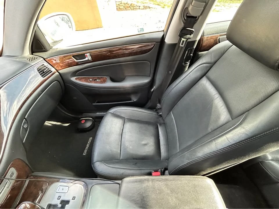 2010 Hyundai Genesis - Image 5 of 10