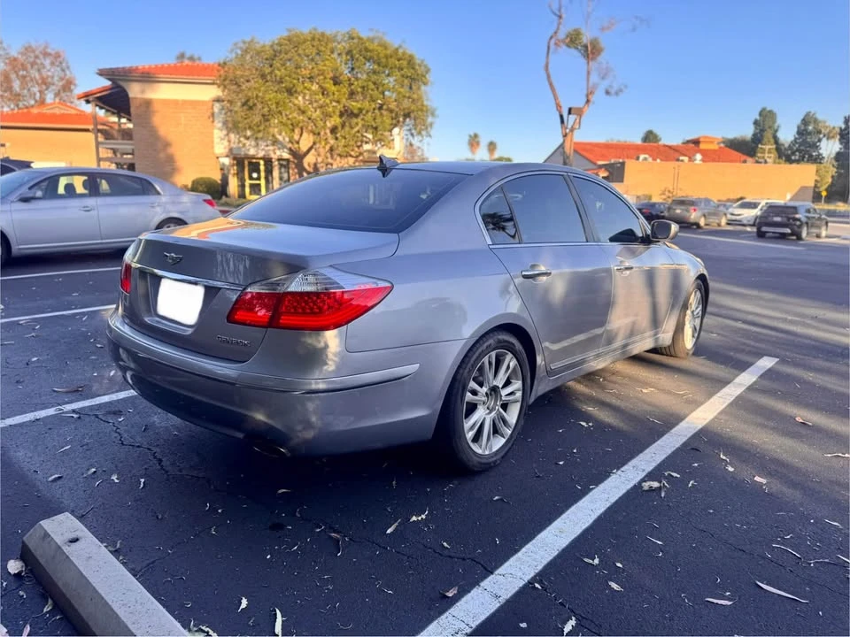 2010 Hyundai Genesis - Image 2 of 18