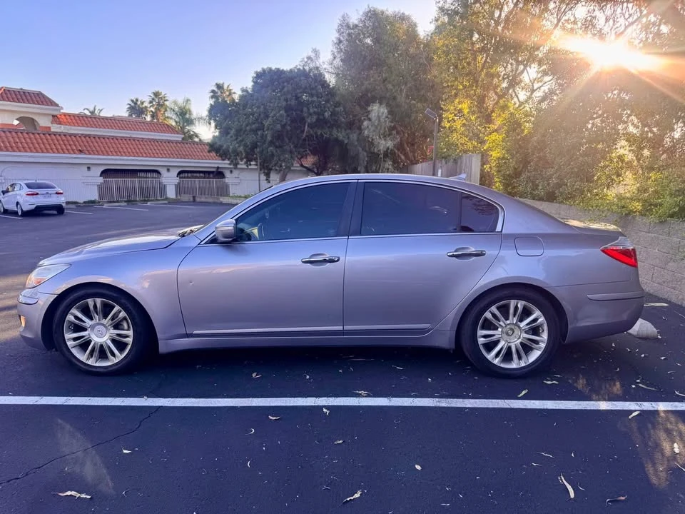 2010 Hyundai Genesis - Image 5 of 18