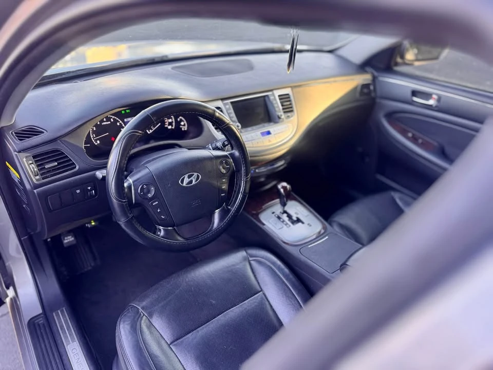2010 Hyundai Genesis - Image 11 of 18