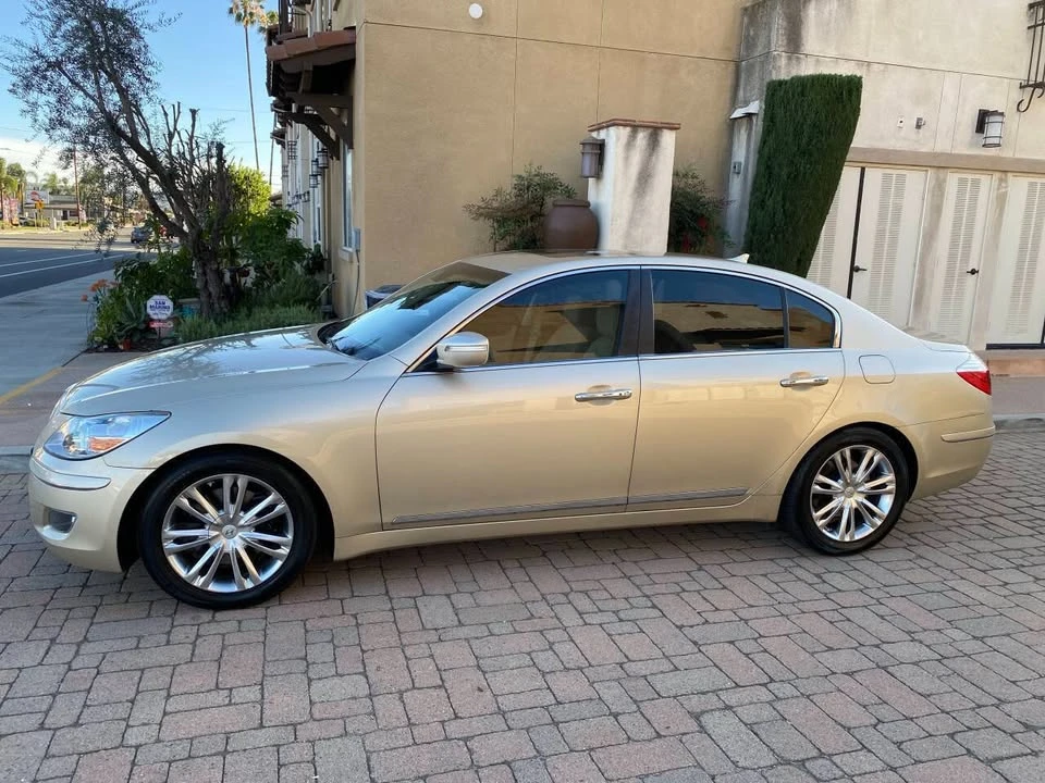 2010 Hyundai Genesis - Image 2 of 20