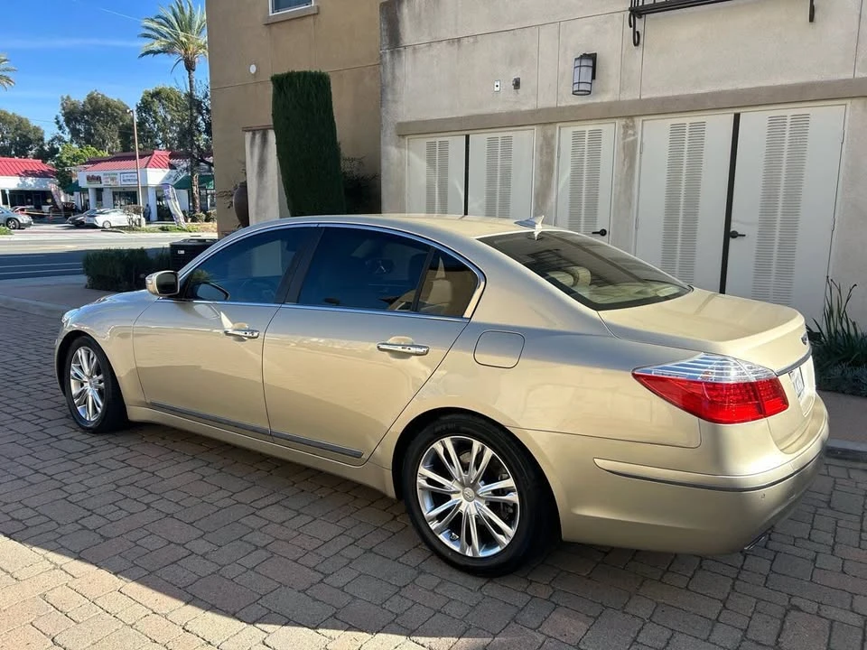 2010 Hyundai Genesis - Image 12 of 20