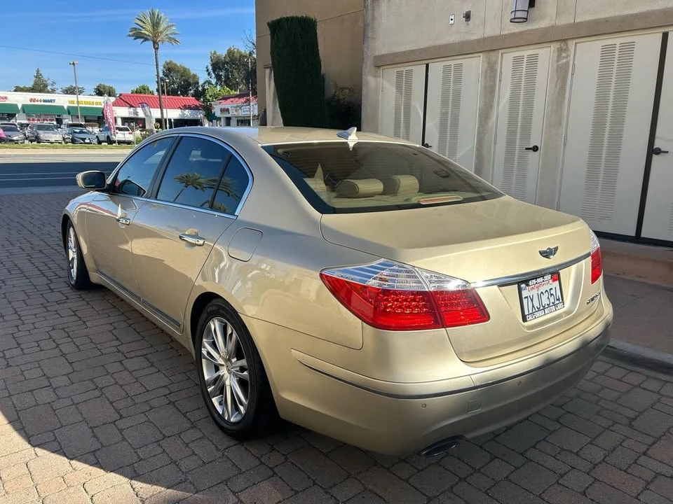 2010 Hyundai Genesis - Image 13 of 20