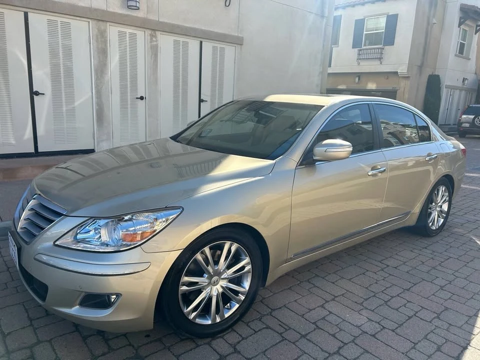 2010 Hyundai Genesis - Image 10 of 20