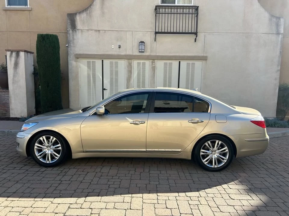 2010 Hyundai Genesis - Image 11 of 20