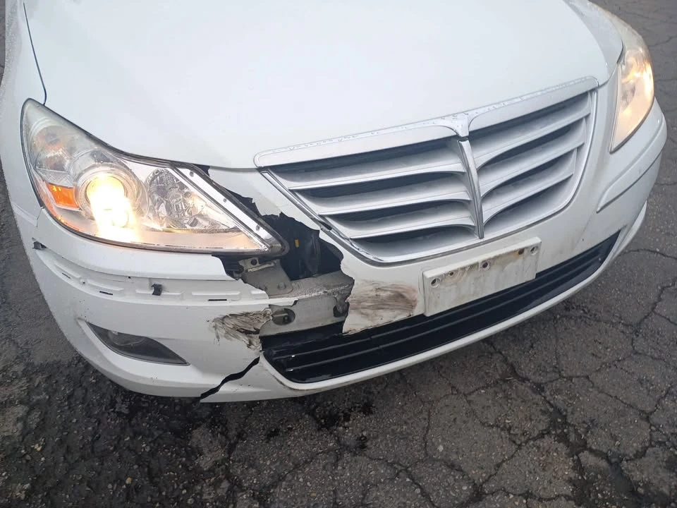 2010 Hyundai Genesis - Image 6 of 13