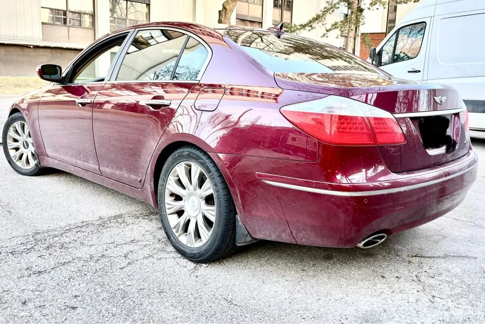 2010 Hyundai Genesis - Image 5 of 16