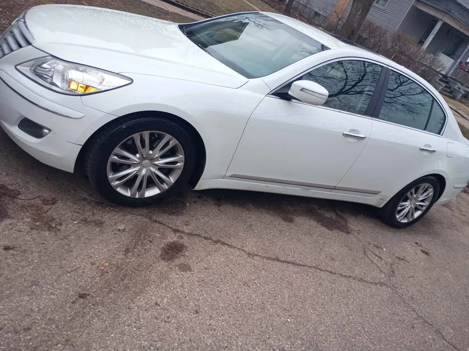 2010 Hyundai Genesis - Image 2 of 13