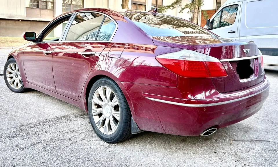 2010 Hyundai Genesis - Image 8 of 16