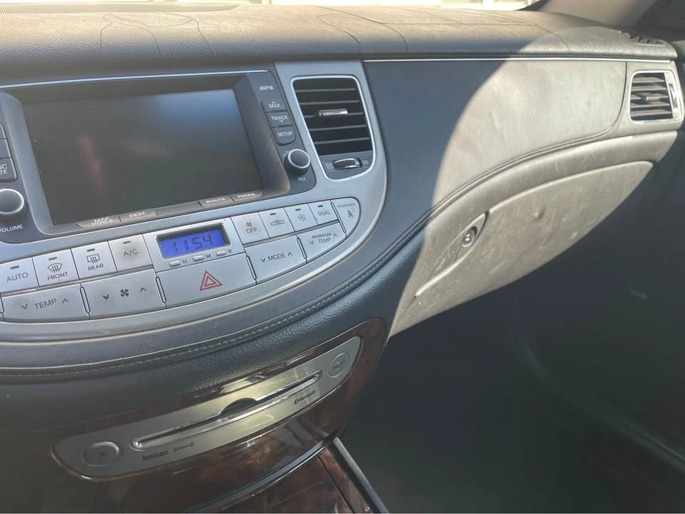 2010 Hyundai Genesis - Image 10 of 15