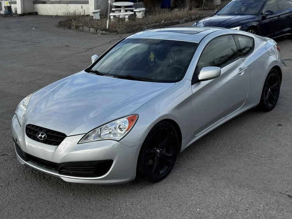 2010 Hyundai Genesis - Image 9 of 13