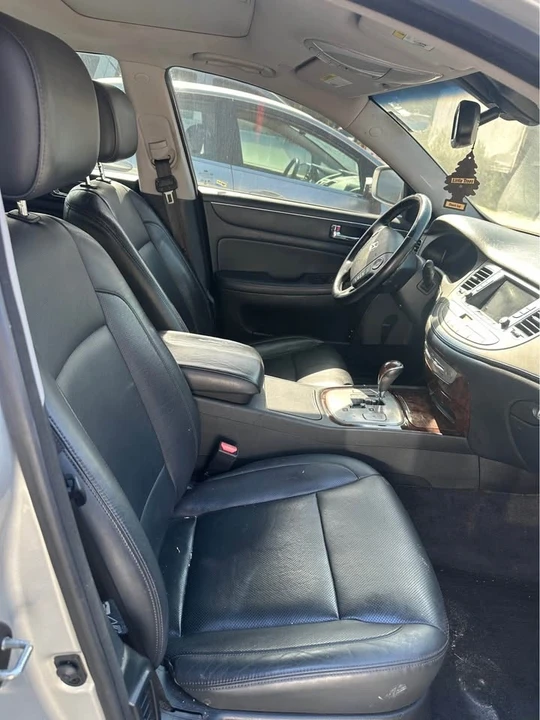 2010 Hyundai Genesis - Image 8 of 10