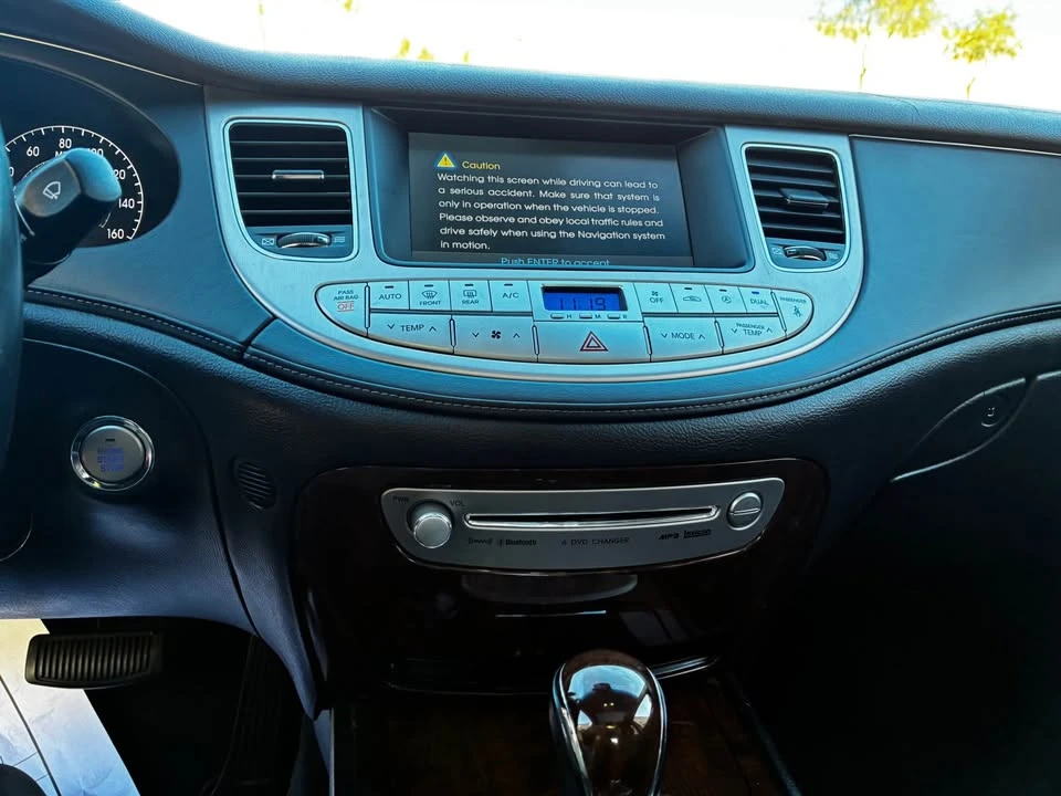 2010 Hyundai Genesis - Image 14 of 17