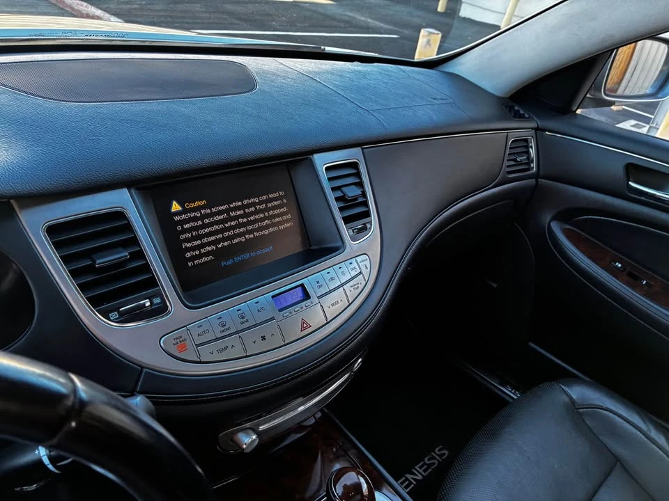 2010 Hyundai Genesis - Image 15 of 17