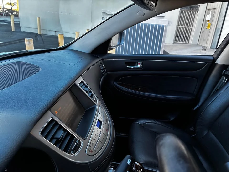 2010 Hyundai Genesis - Image 16 of 17