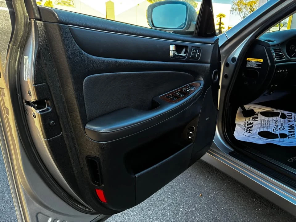 2010 Hyundai Genesis - Image 10 of 17