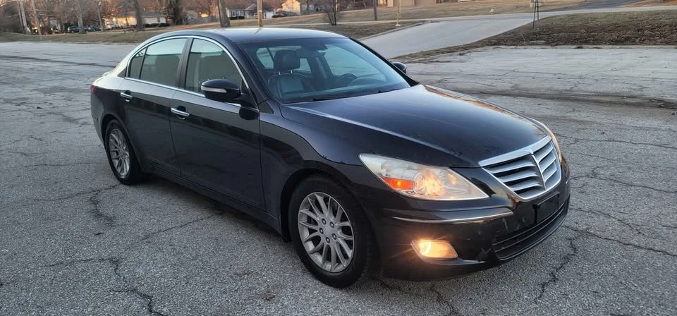 2010 Hyundai Genesis - Image 2 of 13