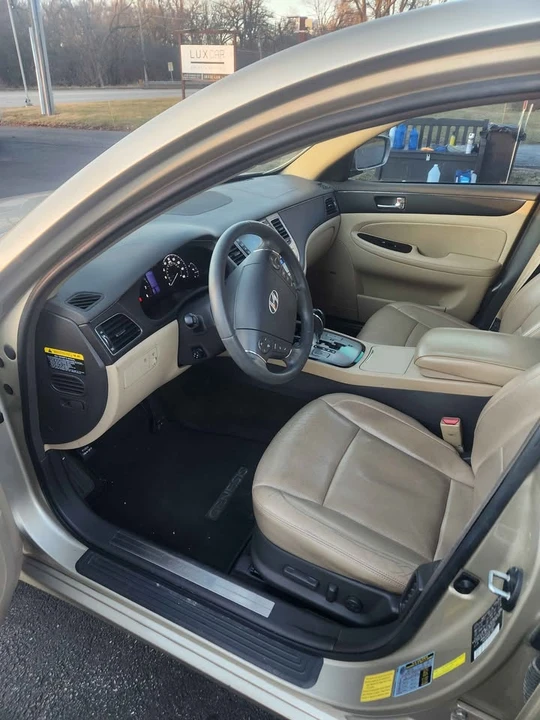 2010 Hyundai Genesis - Image 9 of 19