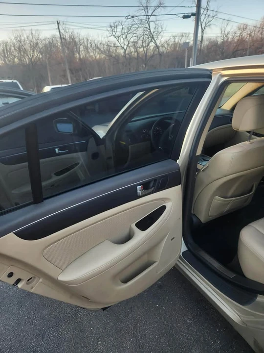 2010 Hyundai Genesis - Image 12 of 20