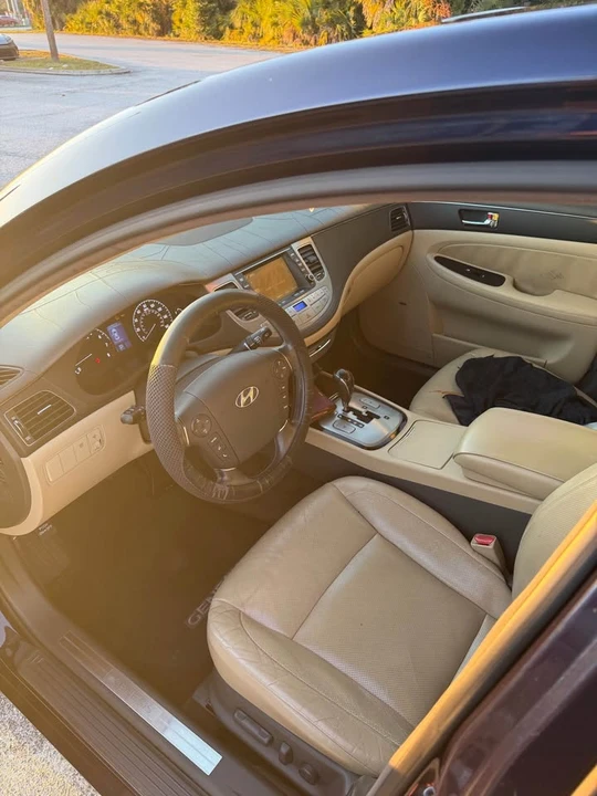 2010 Hyundai Genesis - Image 9 of 11