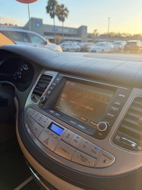 2010 Hyundai Genesis - Image 6 of 11