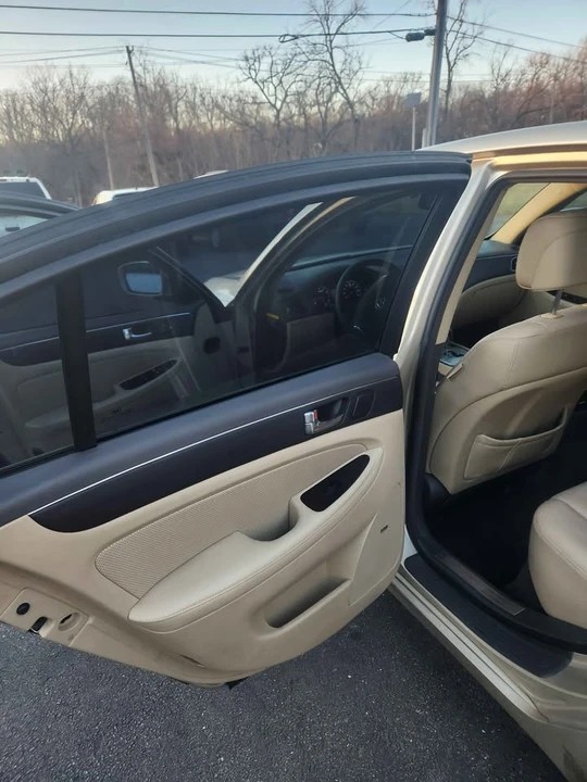 2010 Hyundai Genesis - Image 11 of 19