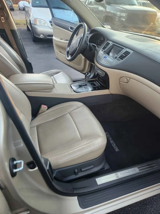 2010 Hyundai Genesis - Image 16 of 19