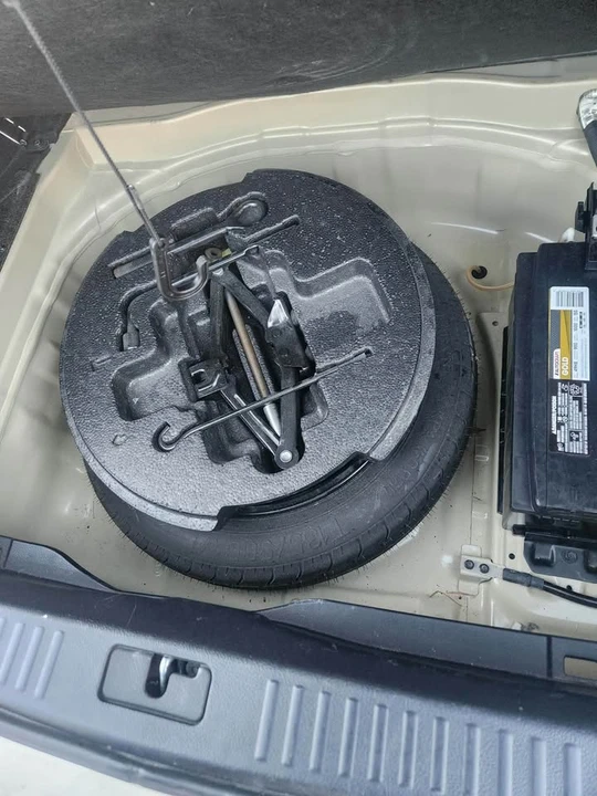 2010 Hyundai Genesis - Image 14 of 20