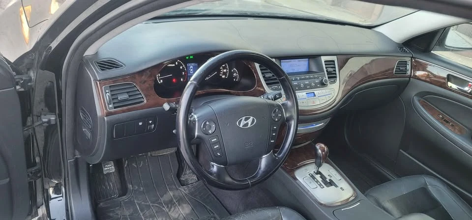 2010 Hyundai Genesis - Image 10 of 13
