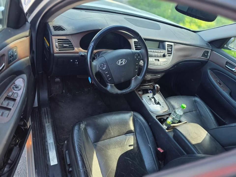 2010 Hyundai Genesis - Image 5 of 16