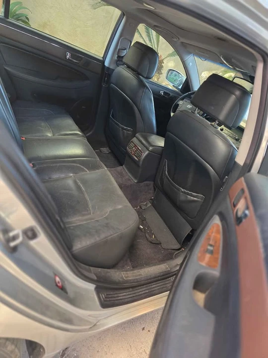2010 Hyundai Genesis - Image 11 of 16