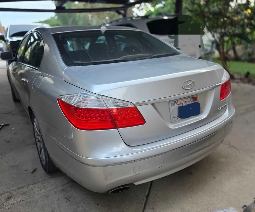 2010 Hyundai Genesis - Image 8 of 16