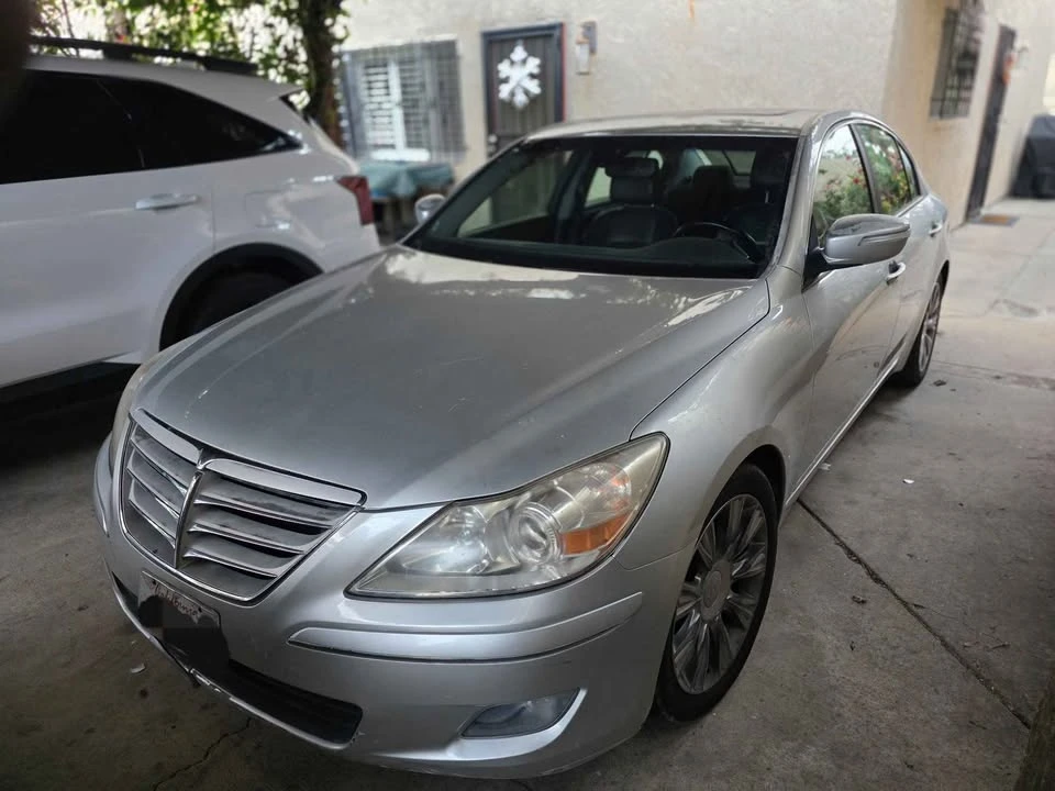 2010 Hyundai Genesis - Image 11 of 18